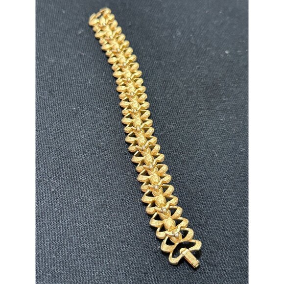 Vintage 1960's Crown Trifari Gold Tone With Faux Pearls Bracelet - Picture 4 of 8